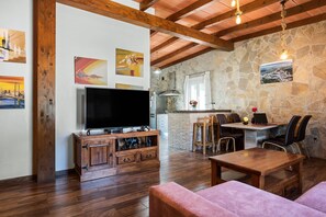 TV, lareira