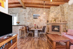 TV, fireplace - Pet-Friendly Chalet 'Casa Juan Alba' with Mountain View, Pool & Wi-Fi (Vejer de la Frontera)