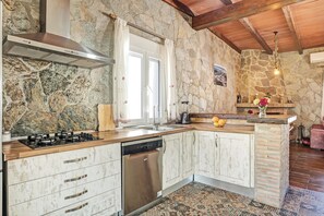 Een koelkast, een microgolfoven, een oven, een kookplaat