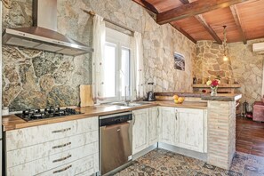 Fridge, microwave, oven, stovetop - Pet-Friendly Chalet 'Casa Juan Alba' with Mountain View, Pool & Wi-Fi (Vejer de la Frontera)