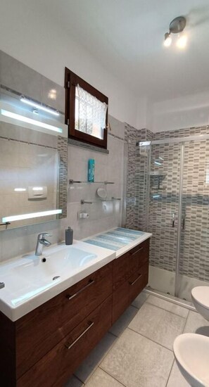 Doccia, asciugacapelli, bidet