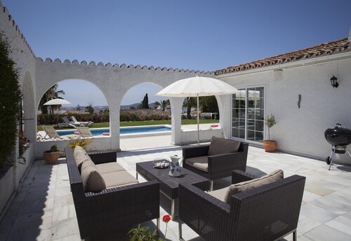 Fantastically renovated villa property with terrace, pool & WiFi