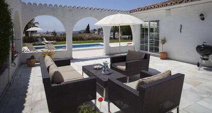Fantastically renovated villa property with terrace, pool & WiFi