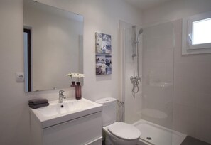 Badewanne, Haartrockner, Handtücher