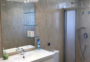 Dusche, Haartrockner, Handtücher