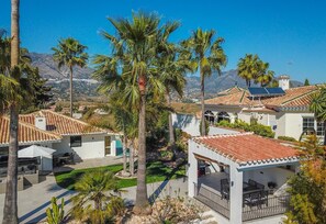 Exterior - Amazing Villa with Panoramic Mountain Views, Terrace, Pool & Wi-Fi (Mijas Costa)
