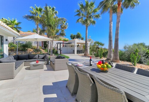 Amazing Villa with Panoramic Mountain Views, Terrace, Pool & Wi-Fi