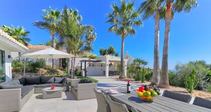 Amazing Villa with Panoramic Mountain Views, Terrace, Pool & Wi-Fi