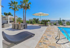 Outdoor dining - Amazing Villa with Panoramic Mountain Views, Terrace, Pool & Wi-Fi (Mijas Costa)