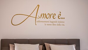 A bed with a headboard, pillows, and a wall with a motivational quote. - Apartment 'Plose 35' in strategic location with Mountain View, Balcony & Wi-Fi (Bressanone)