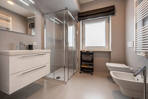 Shower, hair dryer, towels - Apartment 'Plose 35' in strategic location with Mountain View, Balcony & Wi-Fi (Bressanone)