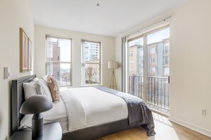 2 bedrooms, iron/ironing board, WiFi, bed sheets - Lovely Bellevue 2BR w/ Gym, W/D & Lounge, near Shops, by Blueground (Seattle)