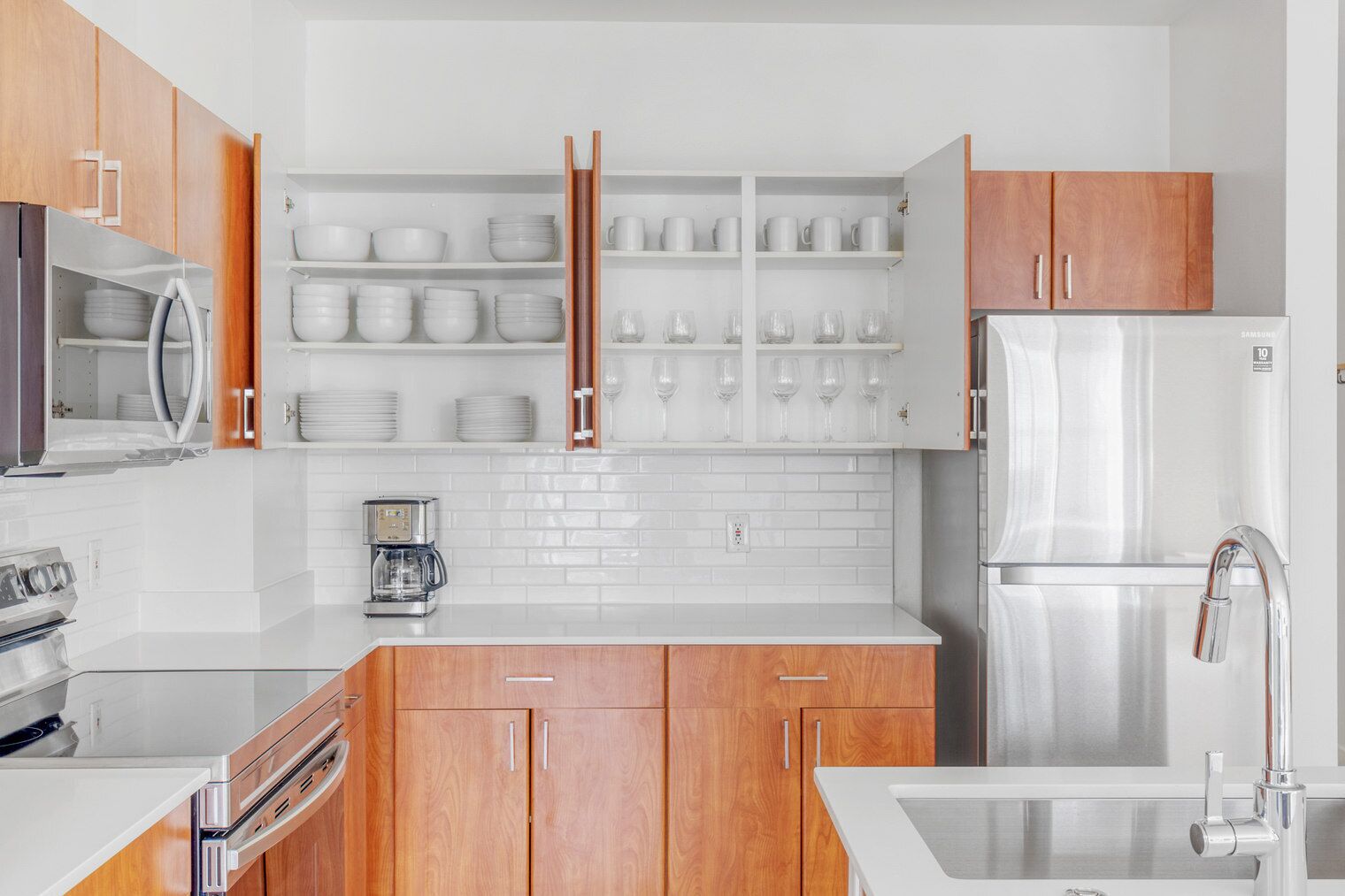 雪櫃、微波爐、焗爐、洗碗機