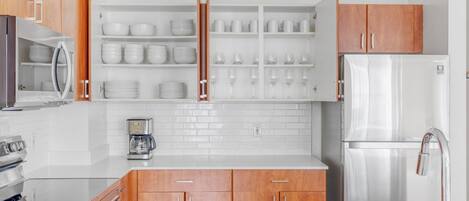 Kühlschrank, Mikrowelle, Ofen, Geschirrspüler