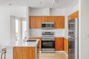 Geladeira, micro-ondas, fogão, lava-louças