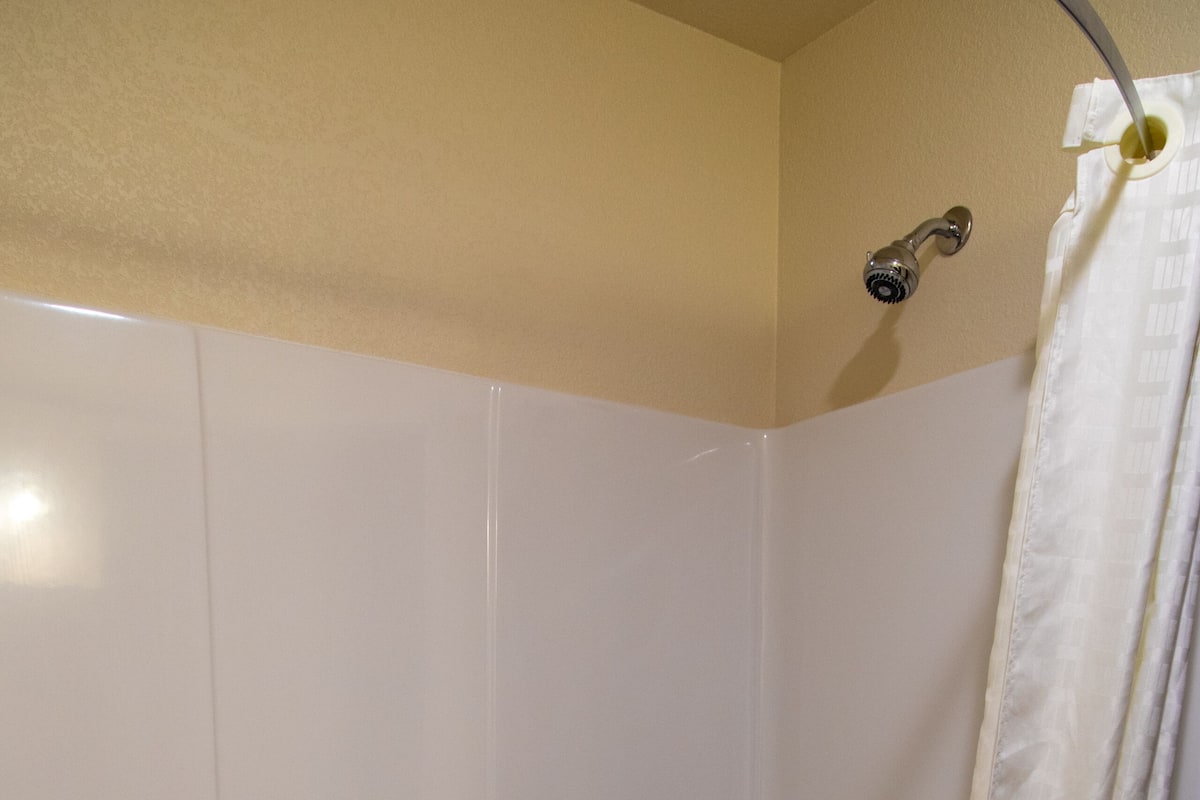 Combined shower/tub, free toiletries, hair dryer, towels