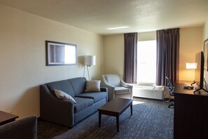 Suite, 1 cama de matrimonio grande con sofá cama, no fumadores | Zona de estar | Televisión de pantalla plana de 40 pulgadas con canales por cable