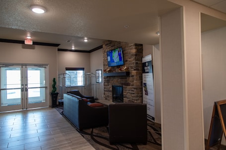Lobby sitting area. Cobblestone Inn & Suites - Springfield