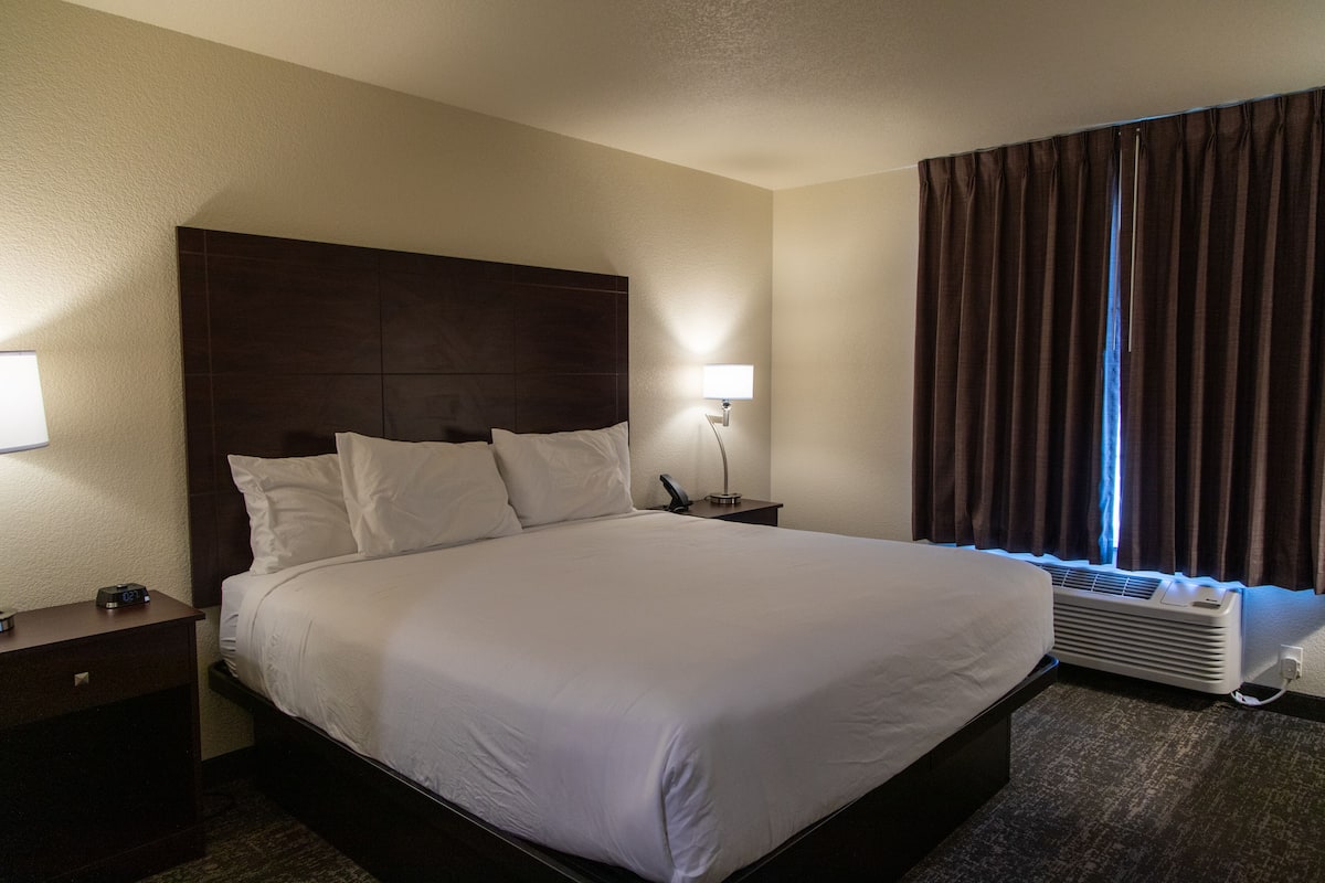 1 bedroom, down comforters, pillowtop beds, desk