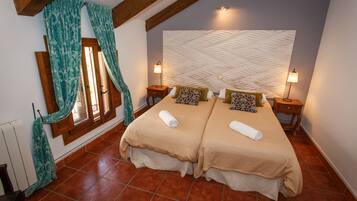 2 dormitoris, planxa i posts de planxar i un bressol de viatge