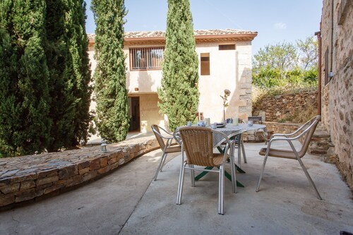 La Casa de la Maestra 2 is a charming house, typical of a town, with a warm and welcoming decoration.