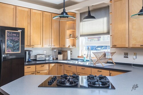 Modern Loft w/ Garage