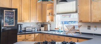 Modern Loft w/ Garage