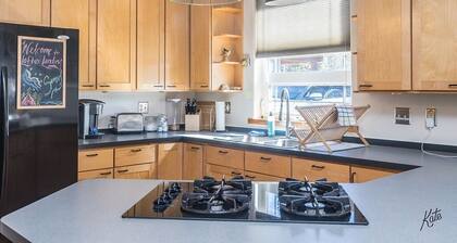 Modern Loft w/ Garage