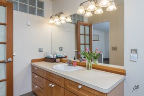 Combined shower/bathtub, hair dryer, towels, soap