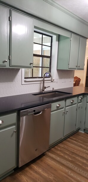 Frigorifero, microonde, piano cottura, lavastoviglie