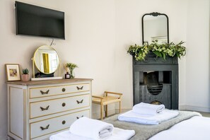 3 chambres, fer et planche à repasser