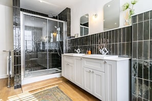 Bathtub, hair dryer, towels - 5 Precentors Court - a premium stay that sleeps 6 guests in 3 bedrooms (York)