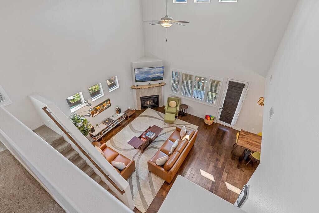 Tv, eldstad och kontor