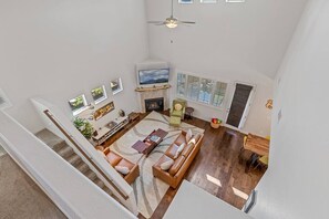 Tv, eldstad och kontor