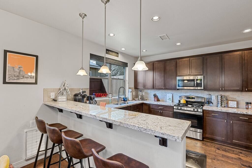 Stylish & Comfy ~ 5★ Location, ♛Royal Beds, HotTub