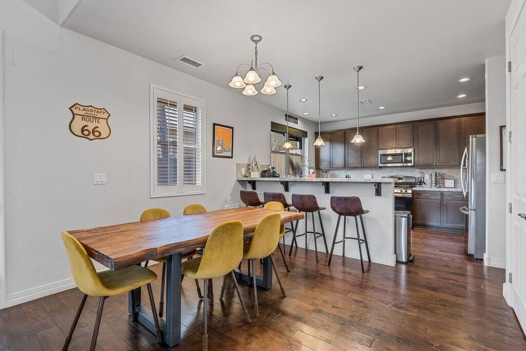 Stylish & Comfy ~ 5★ Location, ♛Royal Beds, HotTub