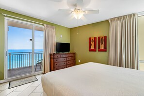 Tabla de planchar con plancha, internet y ropa de cama 