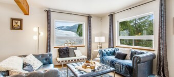 Ski-in/ski-out home with fireplace & 2-car garage - dog-friendly