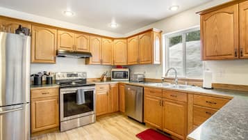 Refrigerador, microondas, horno, placa de cocina