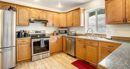 Ski-in/ski-out home with fireplace & 2-car garage - dog-friendly
