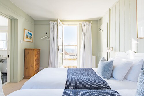 Stunning coastal holiday home with sea views, sleeping 6 guests with 3 bathrooms in Kingsdown.