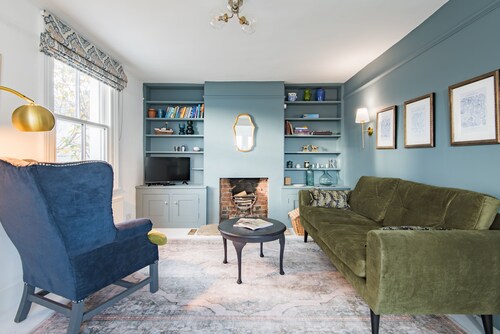 Stunning coastal holiday home with sea views, sleeping 6 guests with 3 bathrooms in Kingsdown.