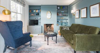 Stunning coastal holiday home with sea views, sleeping 6 guests with 3 bathrooms in Kingsdown.