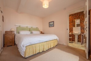 3 bedrooms, desk, WiFi