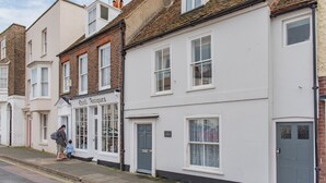 A row of traditional buildings with a shop named "Quill Antiques" on the ground floor. - Charming holiday  cottage in the centre of Deal, sleeping 6 guests, 2 bathrooms seconds from the sea (Deal)