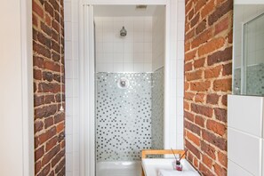 Bathtub - Charming holiday  cottage in the centre of Deal, sleeping 6 guests, 2 bathrooms seconds from the sea (Deal)