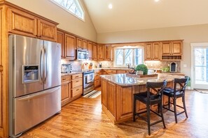 Fridge, microwave, oven, stovetop - Mountain-view haven with great views, fireplaces, WiFi & ample alfresco living (Waynesville)