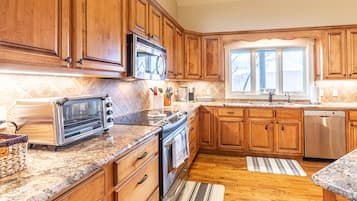 Een koelkast, een microgolfoven, een oven, een kookplaat