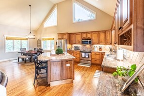 Fridge, microwave, oven, stovetop - Mountain-view haven with great views, fireplaces, WiFi & ample alfresco living (Waynesville)