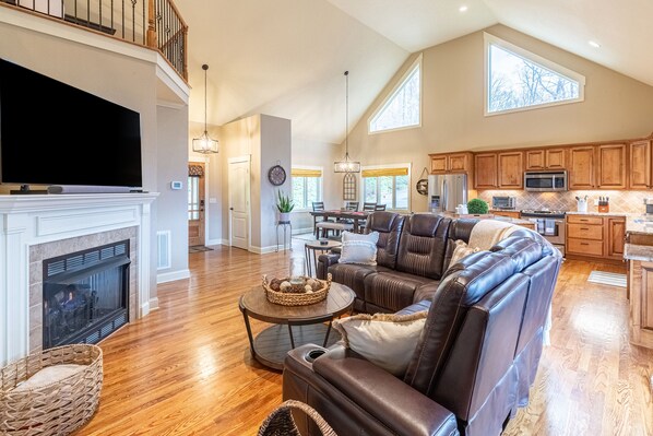 TV, fireplace - Mountain-view haven with great views, fireplaces, WiFi & ample alfresco living (Waynesville)